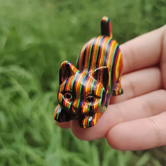 Statue de chat en bois peinte
