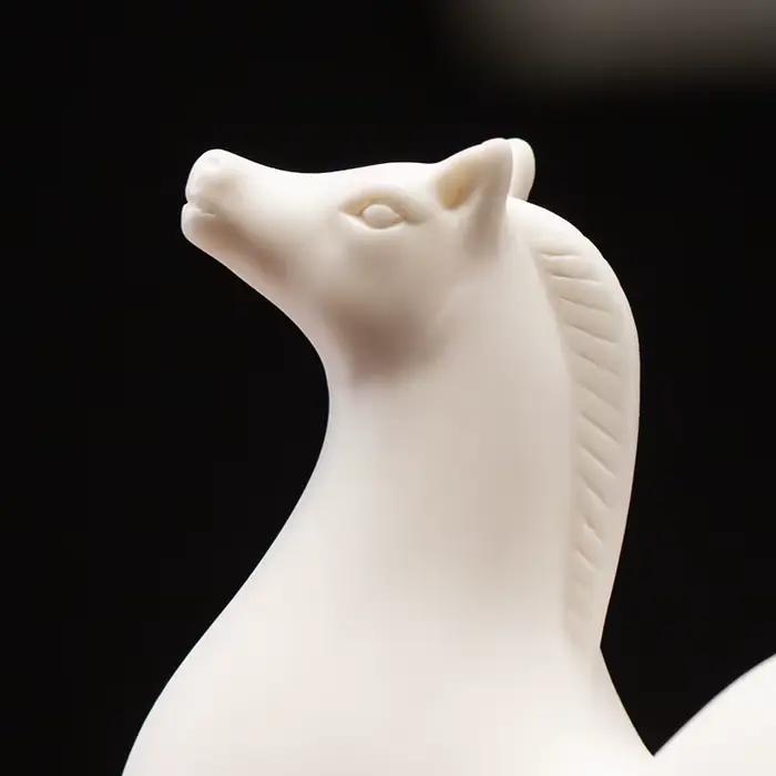 Statue de cheval en porcelaine blanche chinoise