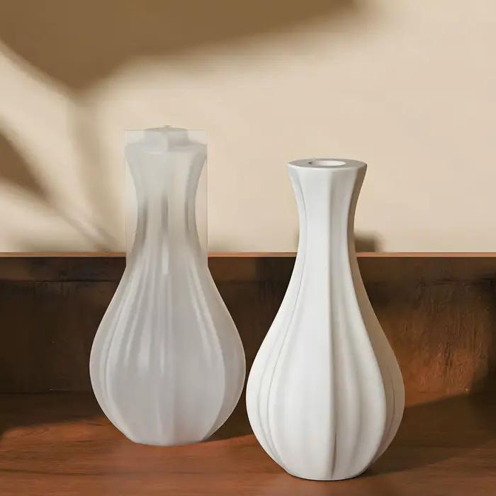 Vase rayé à col étroit