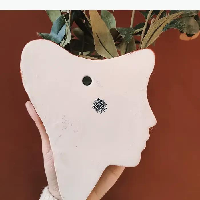 Vase mural en porcelaine élégant motif femme noble pour décoration murale salon arrangement floral occassions spéciales ```
