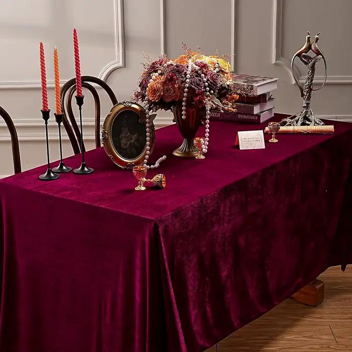 Nappe en velours rouge