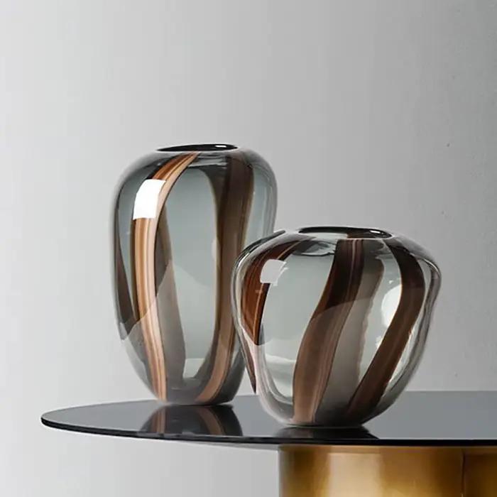 Vase en verre rayé coloré