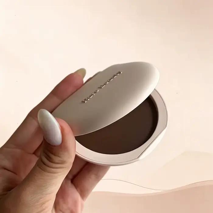 Rare Beauty Stay Genuine Shaded Compact Setting Powder : Poudre fixatrice compacte qui adoucit rapidement, unifie le teint, procure un éclat naturel et fixe le maquillage pour un look quotidien délica