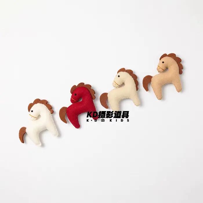 Accessoires de photographie nouveau-né thème 2026 : figurines de chevaux en feutre faites à la main