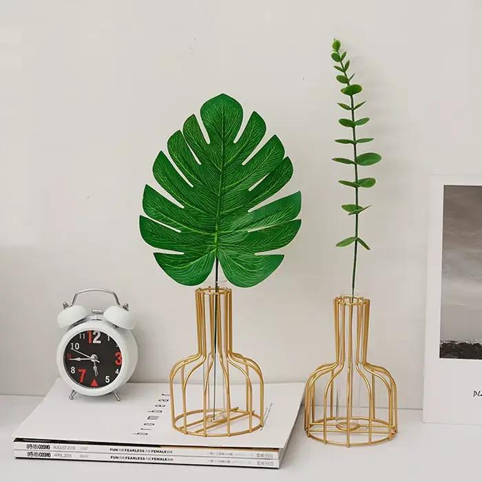 Vase doré en fer amissié