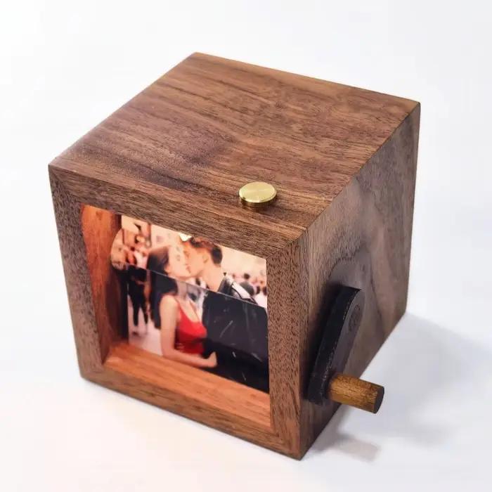 Cadre photo rotatif lumineux à manivelle