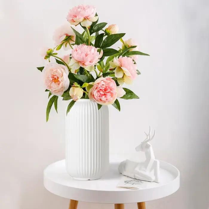 Vase en plastique chic à rayures imitation céramique pour fleurs - Pièce décorative florale durable et facile à placer
