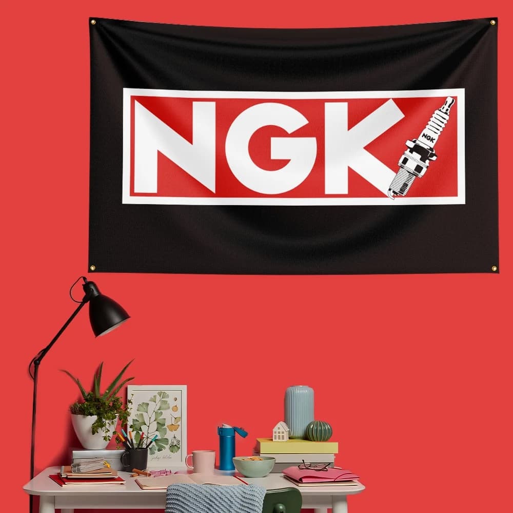 Drapeau NGK Spark Plug 3x5 FT 90x150cm, bannière décorative murale en polyester pour garage, pour la