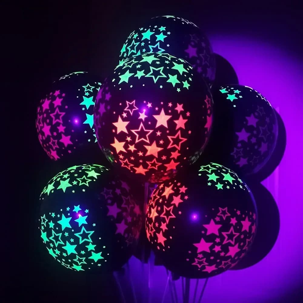 Joyeux anniversaire ballons lumineux néon brillent dans la lumière noire ballons fluorescents pour n
