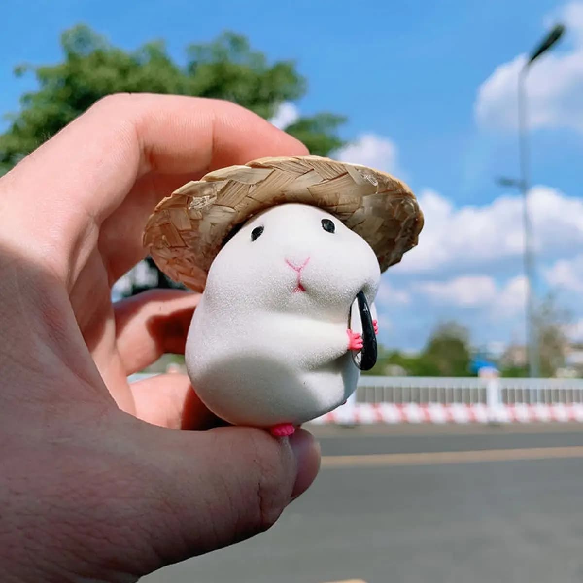 Hamster mignon avec ornement de voiture chapeau de paille