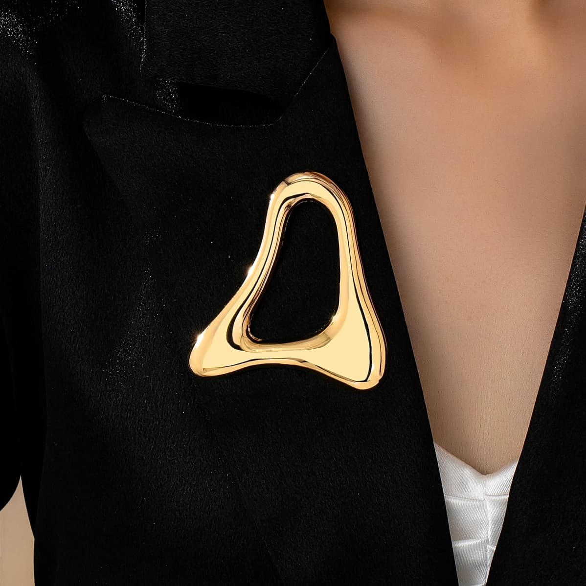 Broche pour femme, style simple et classique, motif géométrique asymétrique, broche pour femme, adaptée au port quotidien et aux banquets