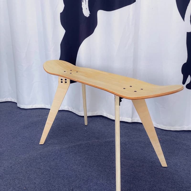 Tabouret nordique en bois massif pour salon