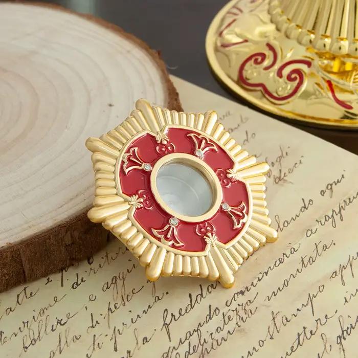 Boîte de reliquaire orthodoxe traditionnelle fabriquée à la main avec des détails exquis, adaptée à