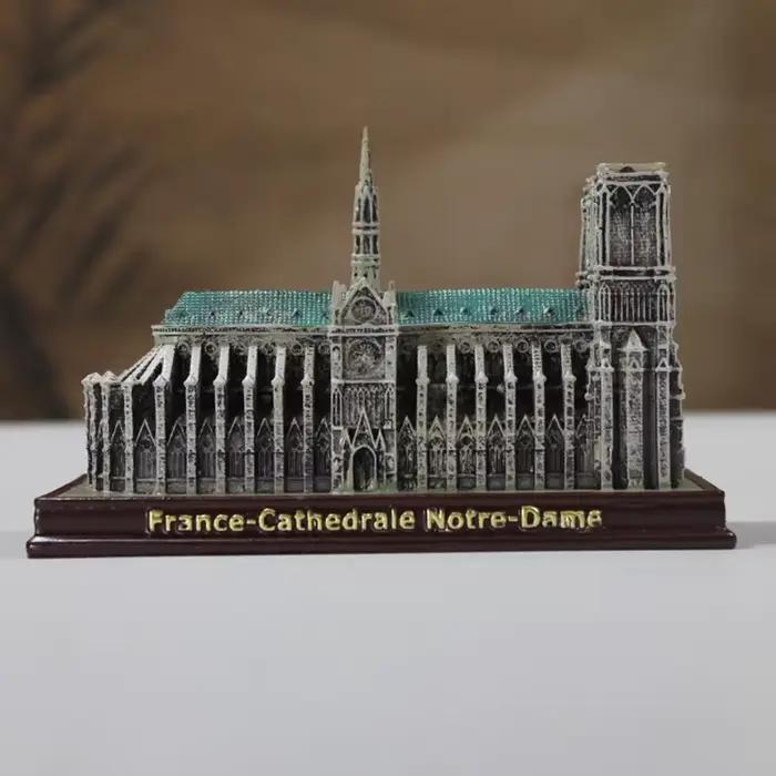 Ornement décoratif rétro, artisanat rwde renommée mondiale, modèle de la cathédrale Notre-Dame à Par