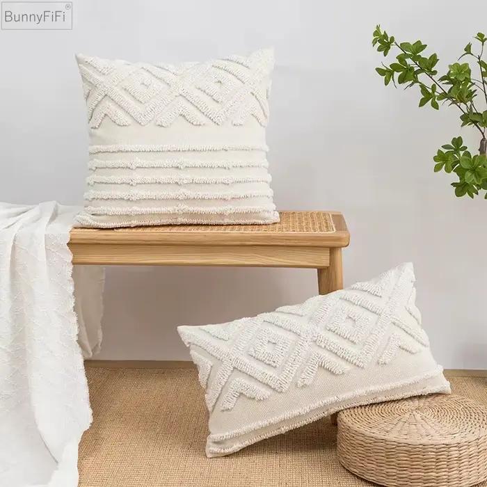 Juste de coussin brodée géométrique avec pompon