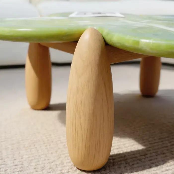 Tables basses colorées en bois