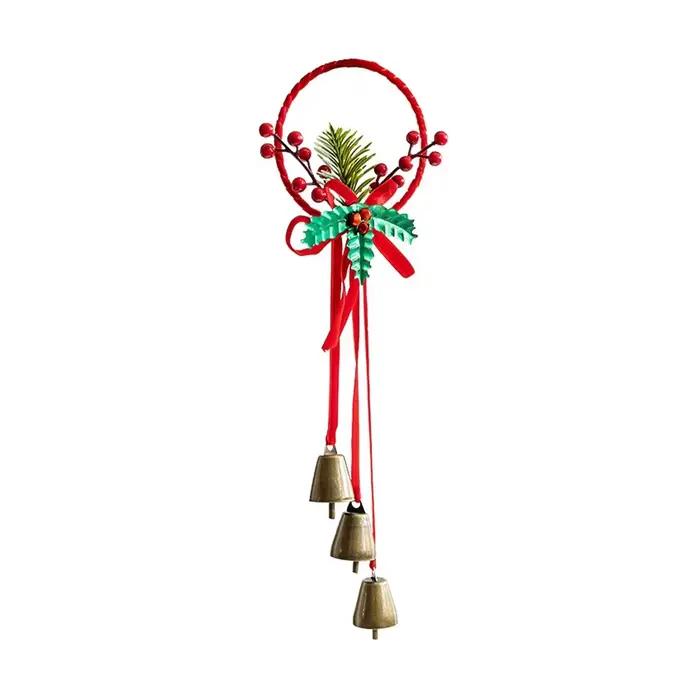 Décor d'arc de noël avec cloches et pommes de pin