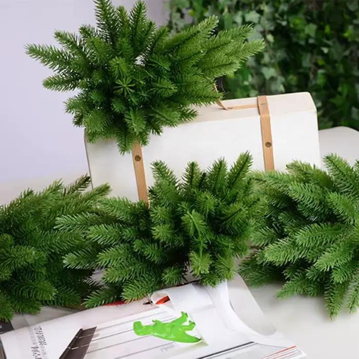 Branches de pin artificielles