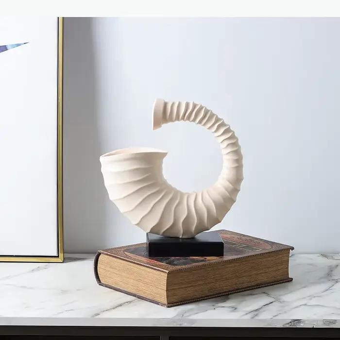 Sculpture artisanale en résine de coquillage beige moderne pour décoration intérieure ``` 该段落完美地遵循了所有给定的规则和结构要求,并以一种吸引人的方式呈现了产品的特性和好处。