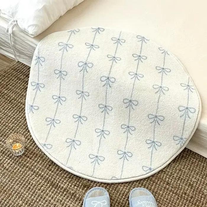 Tapis rond doux et moelleux bleu avec nœud papillon