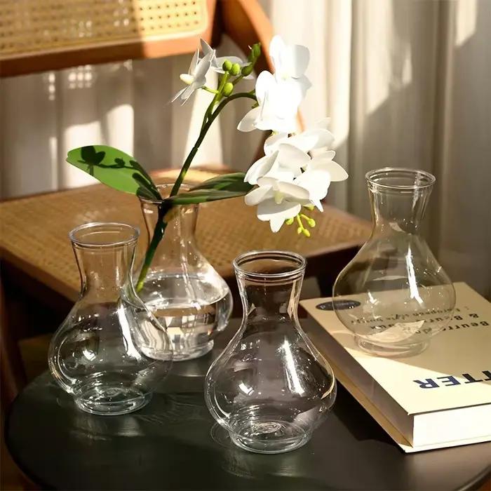 Vase en plastique transparent rayé