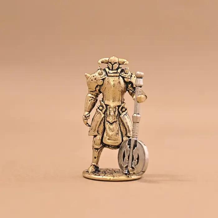Figurine en laiton pour la décoration intérieure : Guerrier avec hache et bouclier