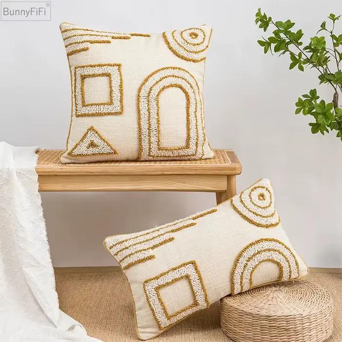 Juste de coussin brodée géométrique avec pompon