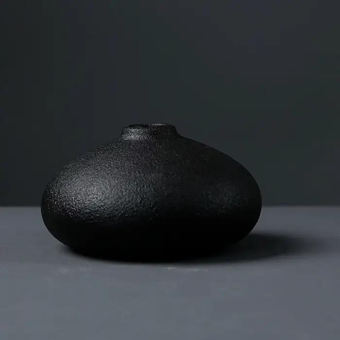 Vase à fleurs en céramique noire