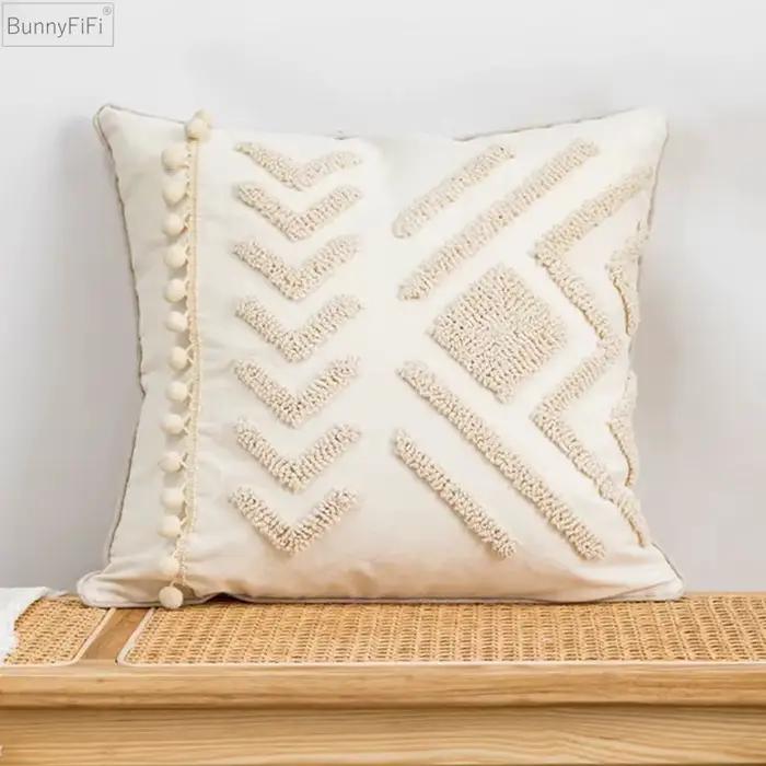 Juste de coussin brodée géométrique avec pompon