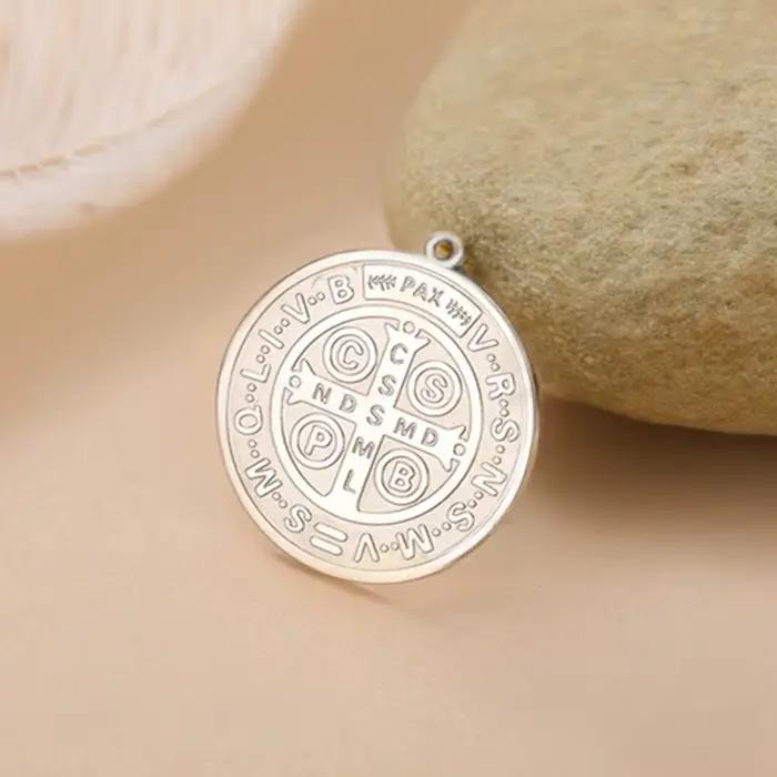 EUEAVAN 1pc Saint benoît exorcisme croix médaille pendentif en acier inoxydable pour collier amulette fabrication de bijoux accessoires bricolage cadeaux