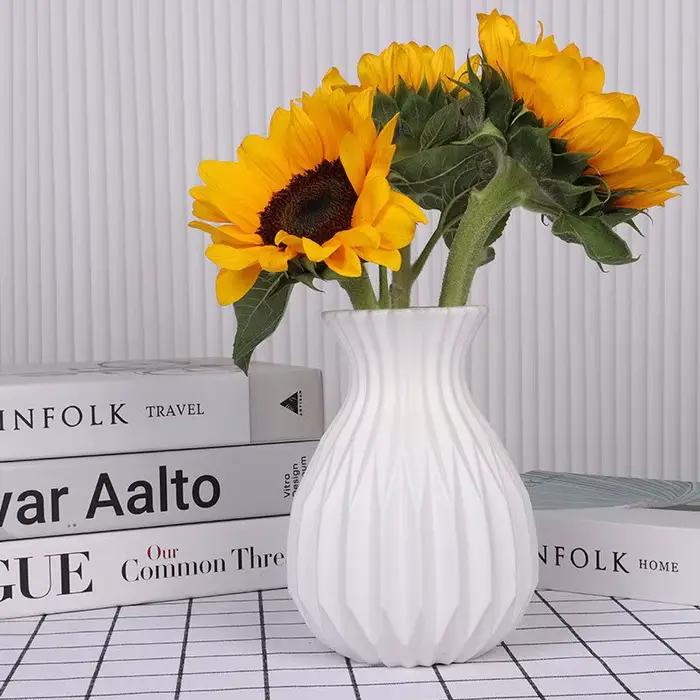 Vases en plastique blancs imitation céramique