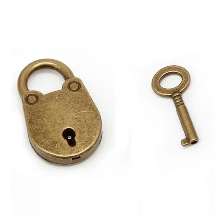 Déverrouillez le charme du passé avec cette mini serrure et cadenas à clé vintage en métal