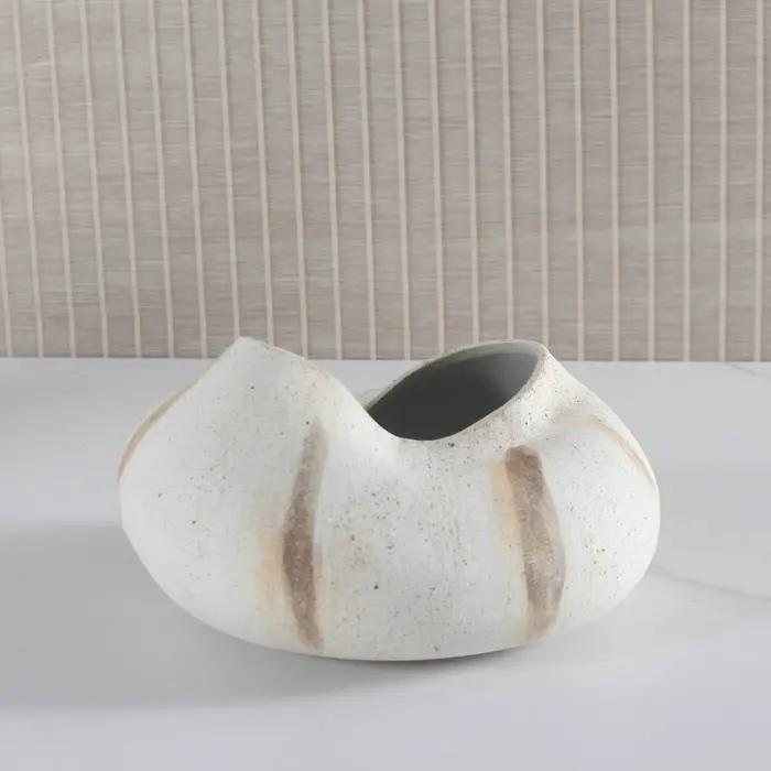 Vase en céramique mat de style rustique