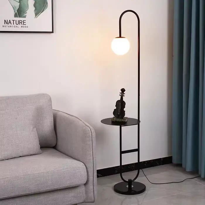 Lampadaire nordique avec étagère Table ronde Art déco lampe de chevet pour salon LED canapé Table basse minimaliste lampe verticale