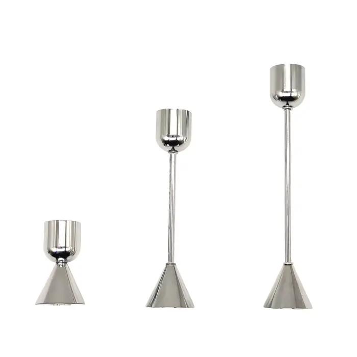 Ensemble de bougeoirs géométriques en métal avec finition électrolytique et base stable pour une utilisation décorative dans les salles à manger