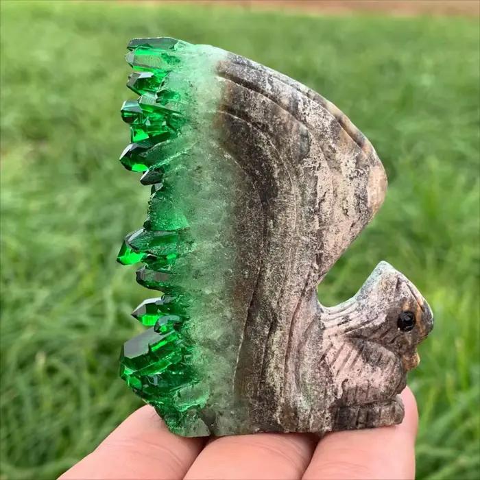 Sculpture d'écureuil en quartz brut vert, spécimen de pierre précieuse naturelle polie, statue d'énergie positive, ornement de table, cadeau pour lui