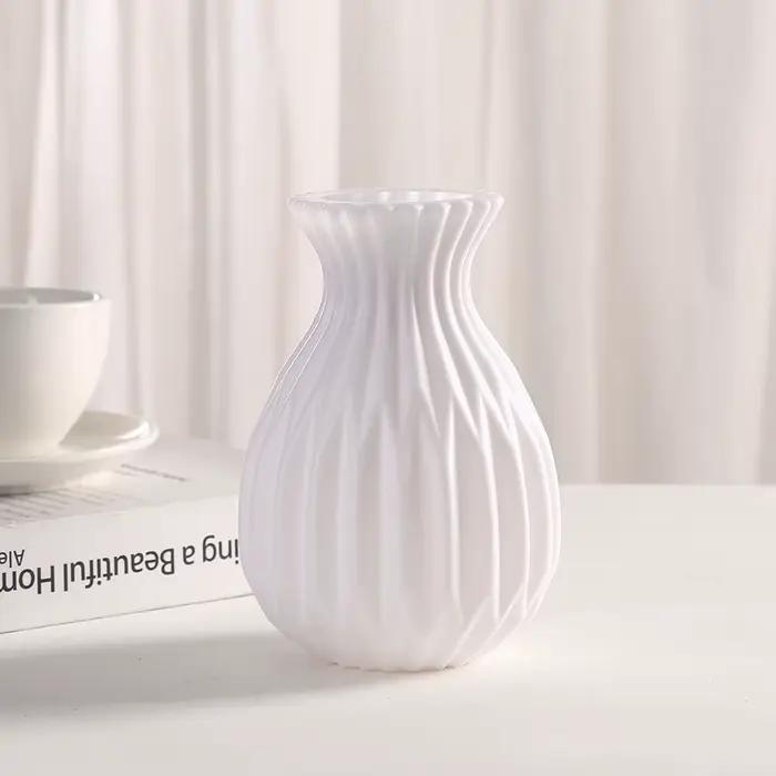Vases en plastique blancs imitation céramique