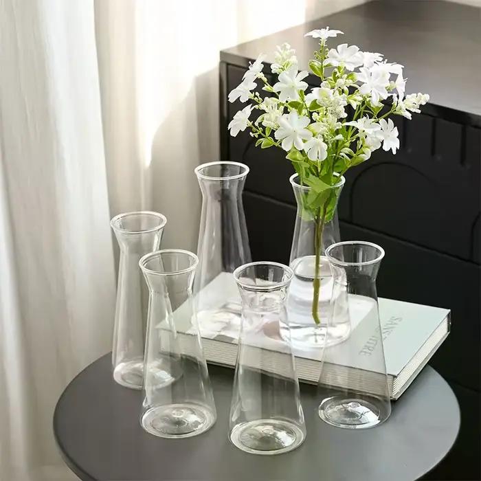 Vase en plastique transparent rayé