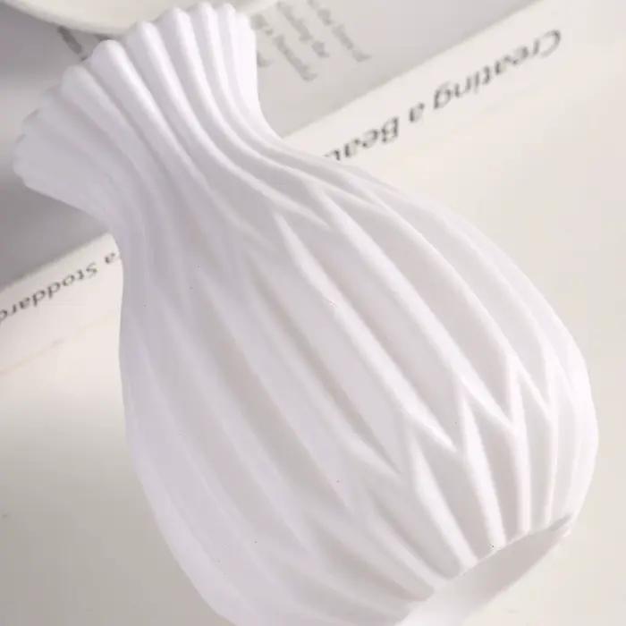 Vases en plastique blancs imitation céramique
