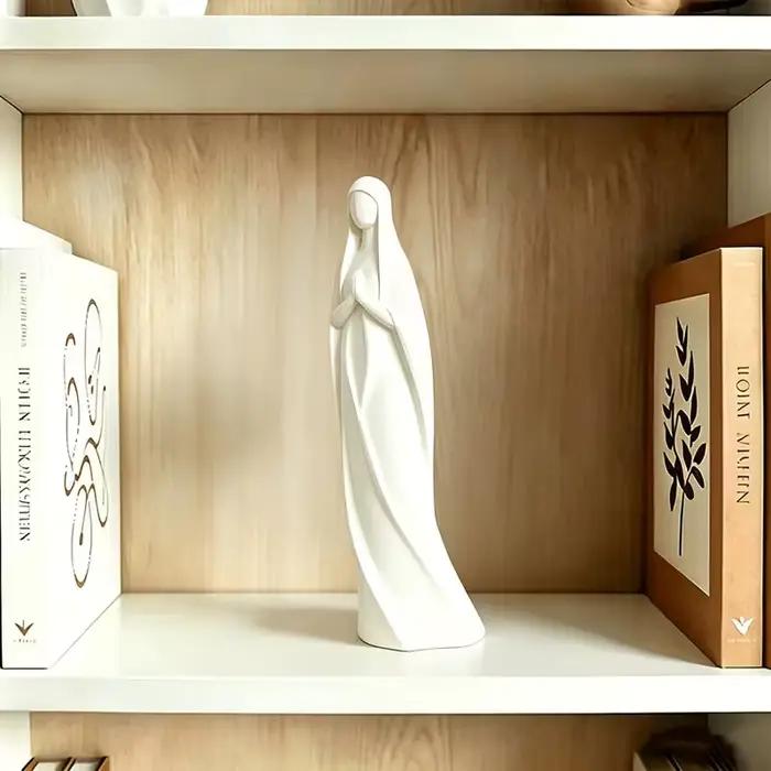 Statue élégante de la Vierge Marie