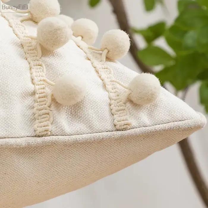 Juste de coussin brodée géométrique avec pompon