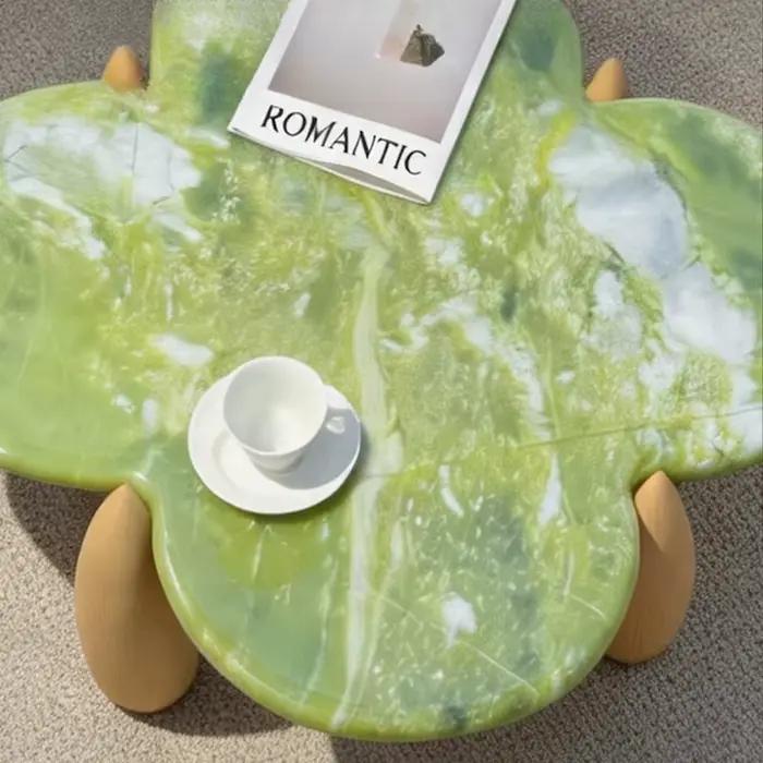 Tables basses colorées en bois