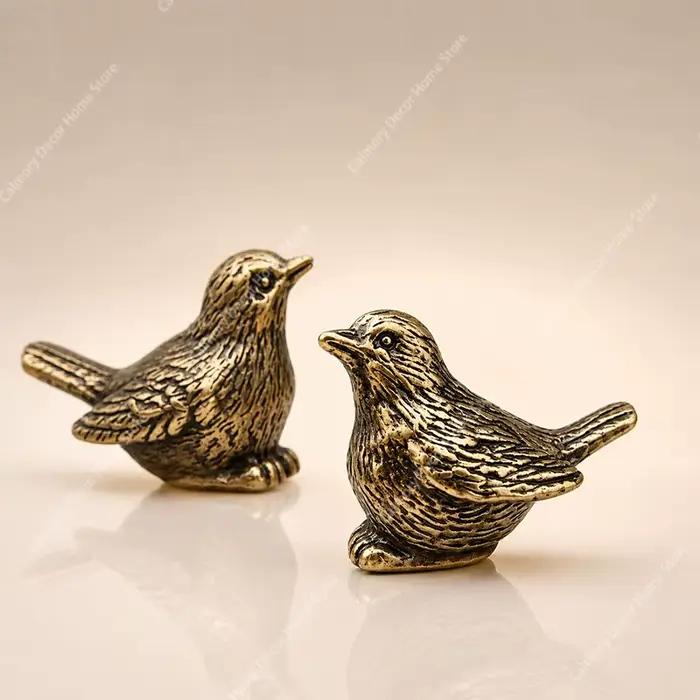 Figurine d'oiseau en laiton massif, détaillée et élégante, pièce de décoration intérieure polyvalente, décor bleu sarcelle, figurine d'oiseau en laiton élégante, figurine de moineau pour la décoration