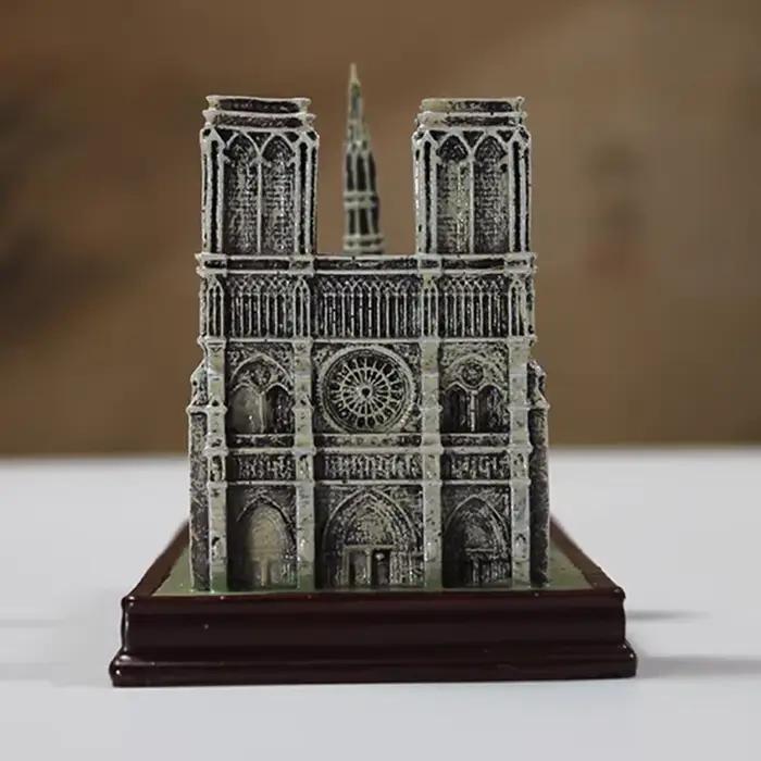 Ornement décoratif rétro, artisanat rwde renommée mondiale, modèle de la cathédrale Notre-Dame à Paris, France
