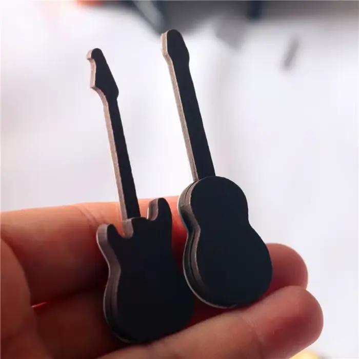 Mini guitare miniature en bois mignon décor de jardin artisanat fait à la main Instrument de musique maison de poupée miniatures