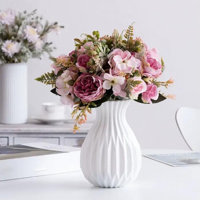 Vases en plastique blancs imitation céramique