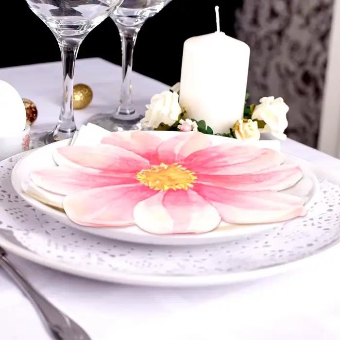 Serviettes en papier à fleurs roses