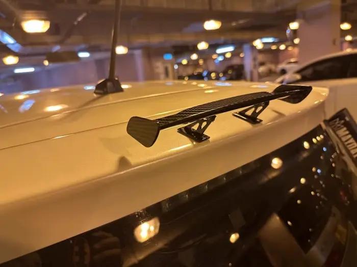 Un cadeau, petit aileron arrière, accessoires de décoration