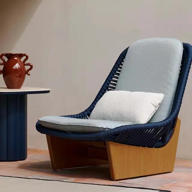 Une table basse moderne avec du bois sélectionné de qualité supérieure et de belles couleurs