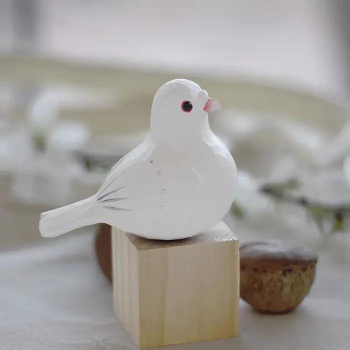 Oiseaux sculptés en bois | Décoration Paloma de la Paz | Pigeons blancs et gris | Sculpture artisanale en bois | Adorno Mesa Madera Maciza